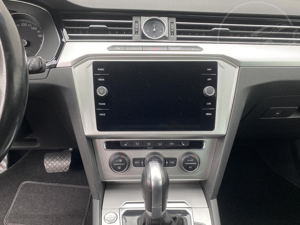 2018 Volkswagen PASSAT - 34