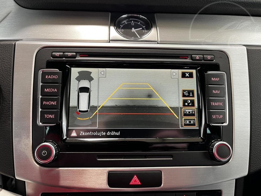 2013 Volkswagen Passat - 14