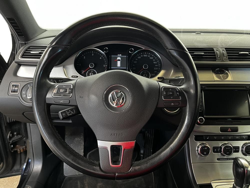 2013 Volkswagen Passat - 16