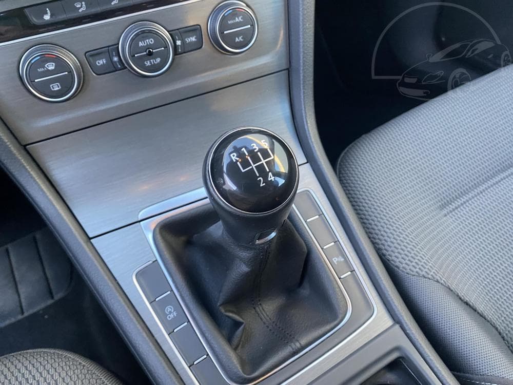 2013 Volkswagen Golf - 16