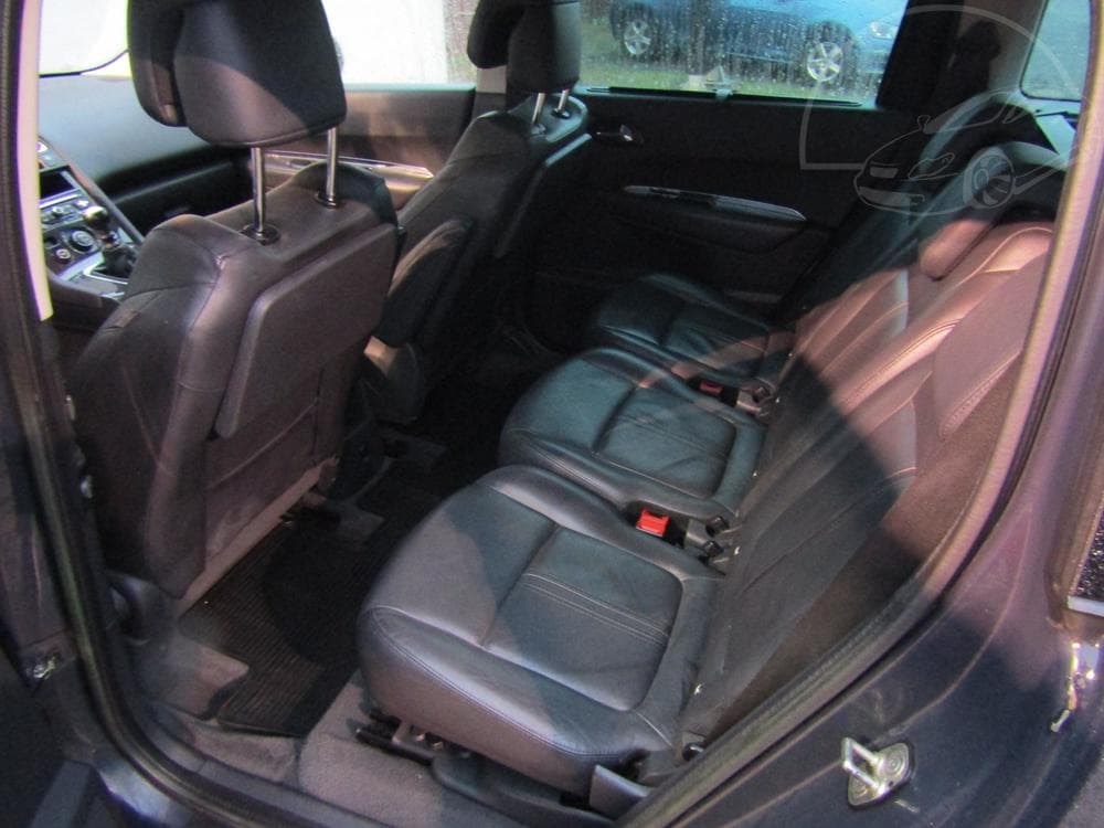 2011 Peugeot 5008 - 10