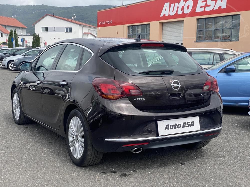 2012 Opel ASTRA - 11