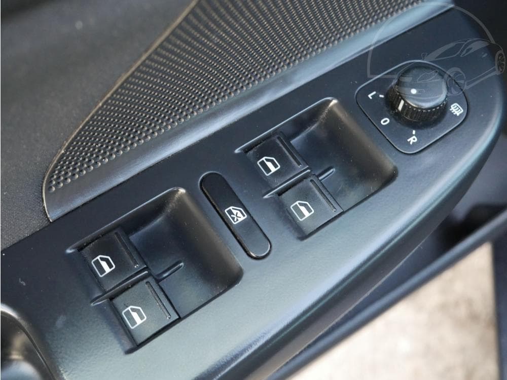 2010 Volkswagen GOLF - 31