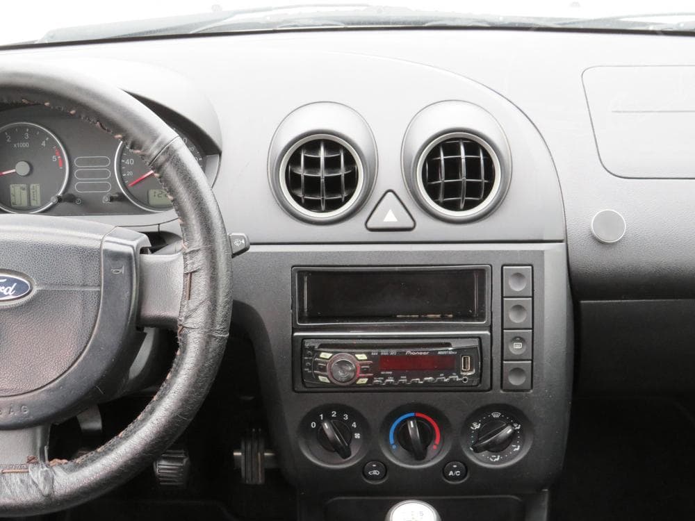 2005 Ford FIESTA - 9