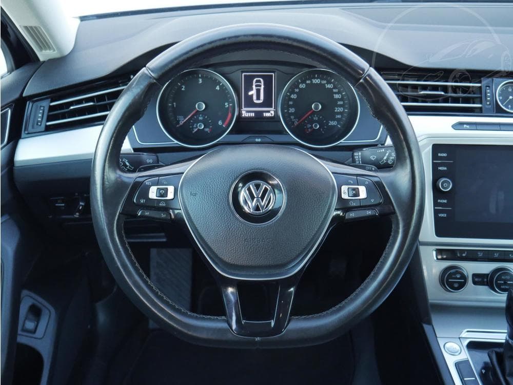 2018 Volkswagen PASSAT - 11