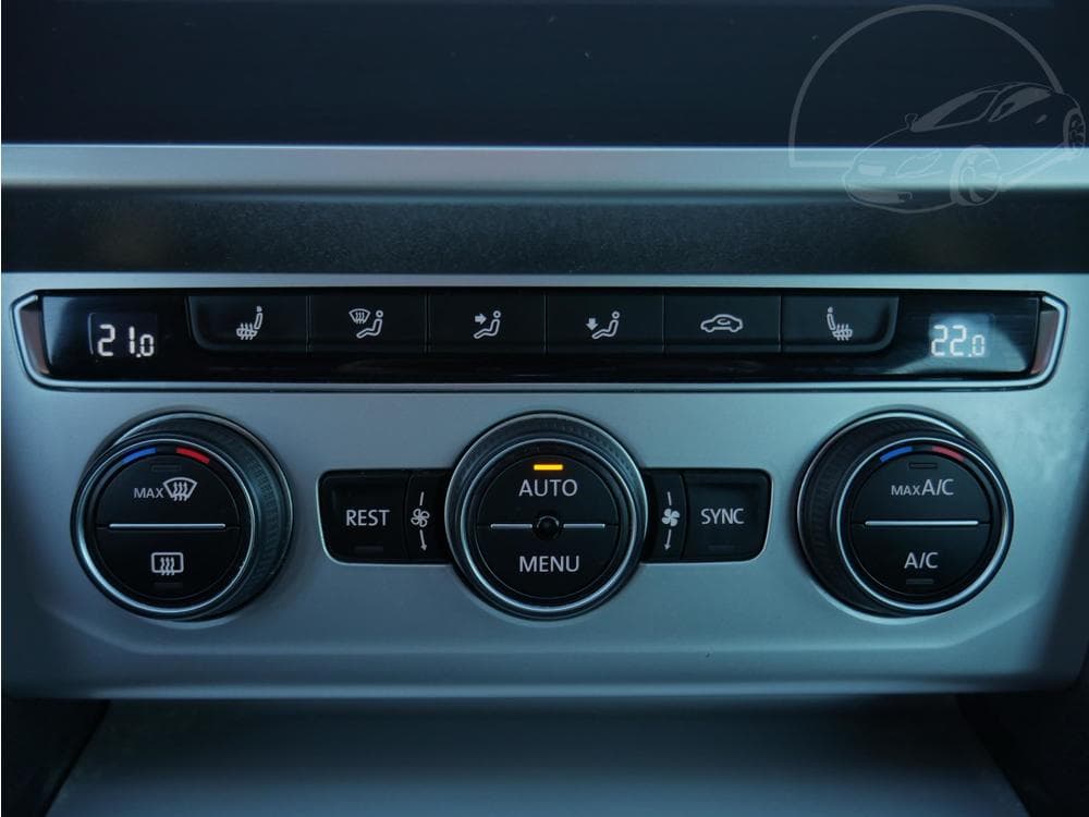 2018 Volkswagen PASSAT - 16