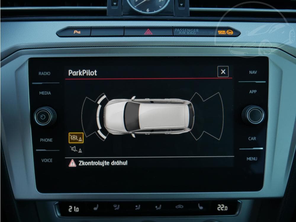 2018 Volkswagen PASSAT - 17