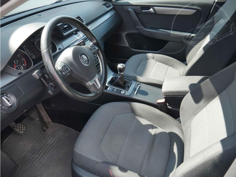 2011 Volkswagen PASSAT - 9