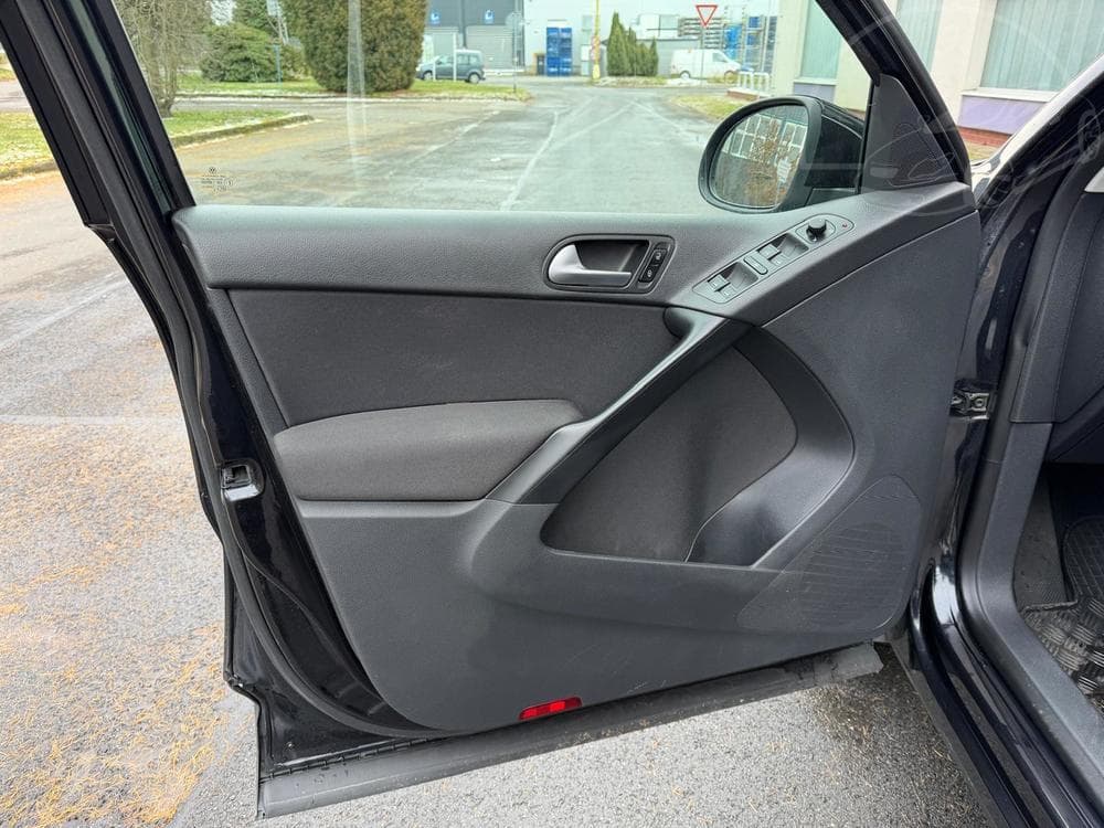 2010 Volkswagen TIGUAN - 9