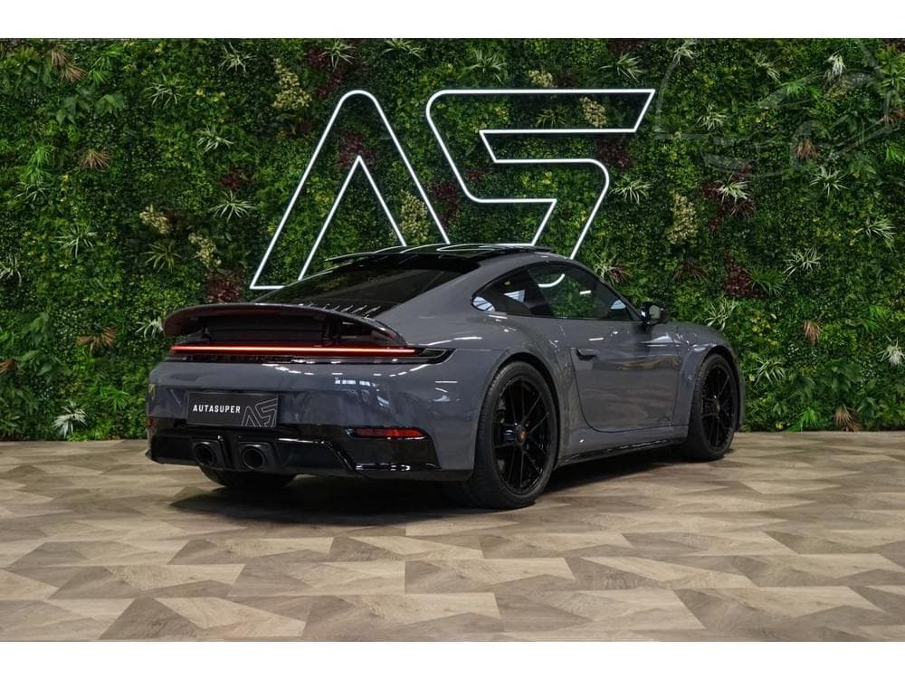 2025 Porsche 911 - 17