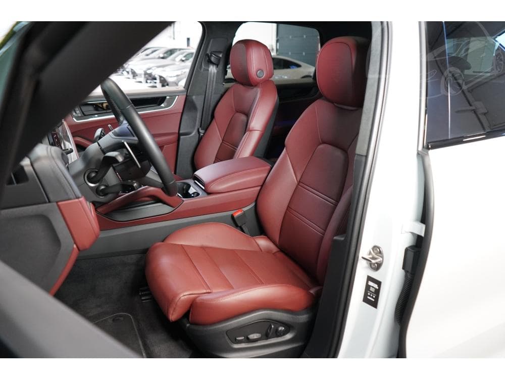 2025 Porsche CAYENNE - 25