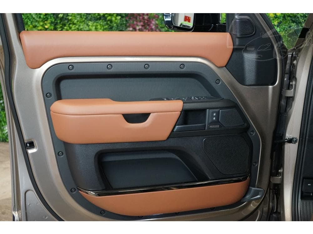 2025 Land Rover DEFENDER - 61