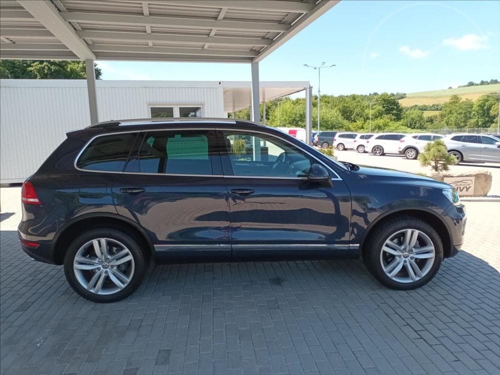 2011 Volkswagen Touareg - 7