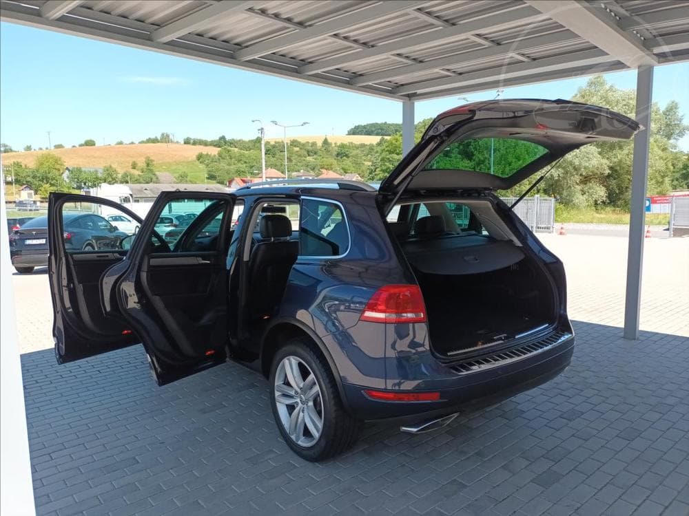 2011 Volkswagen Touareg - 19