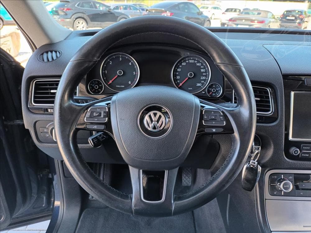 2011 Volkswagen Touareg - 23