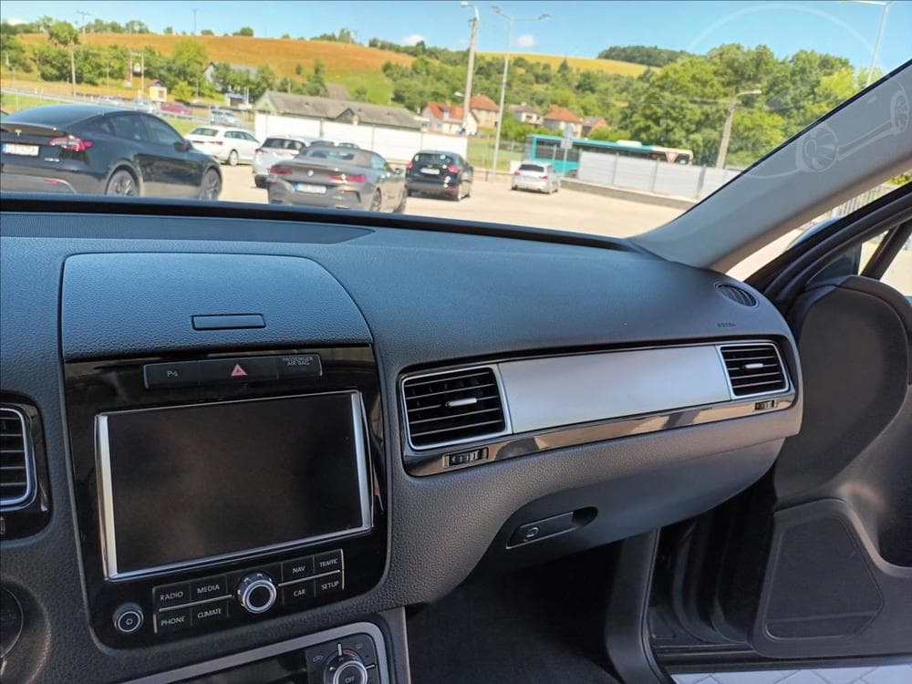 2011 Volkswagen Touareg - 25