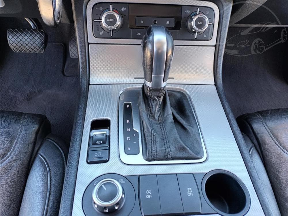 2011 Volkswagen Touareg - 27