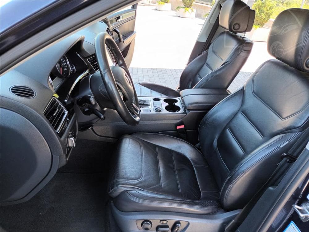 2011 Volkswagen Touareg - 29