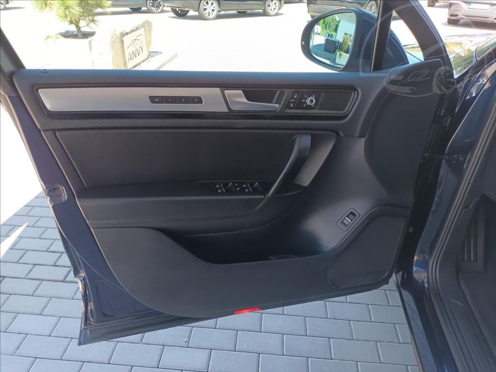 2011 Volkswagen Touareg - 33