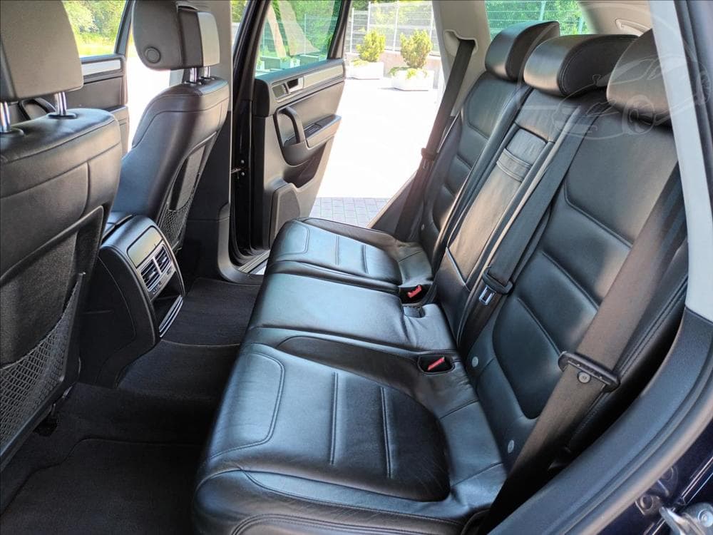 2011 Volkswagen Touareg - 37