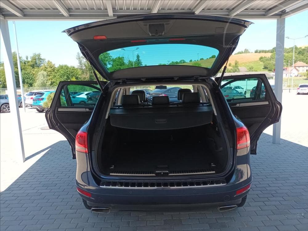 2011 Volkswagen Touareg - 39