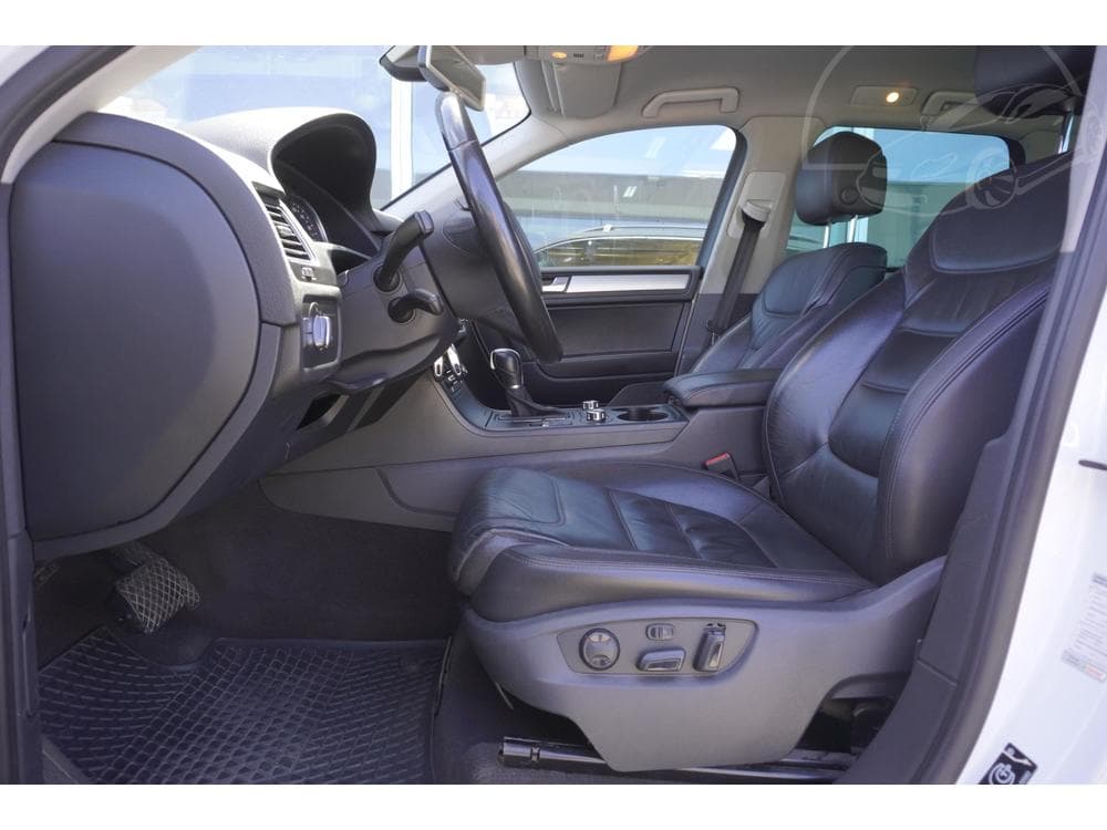 2013 Volkswagen Touareg - 8