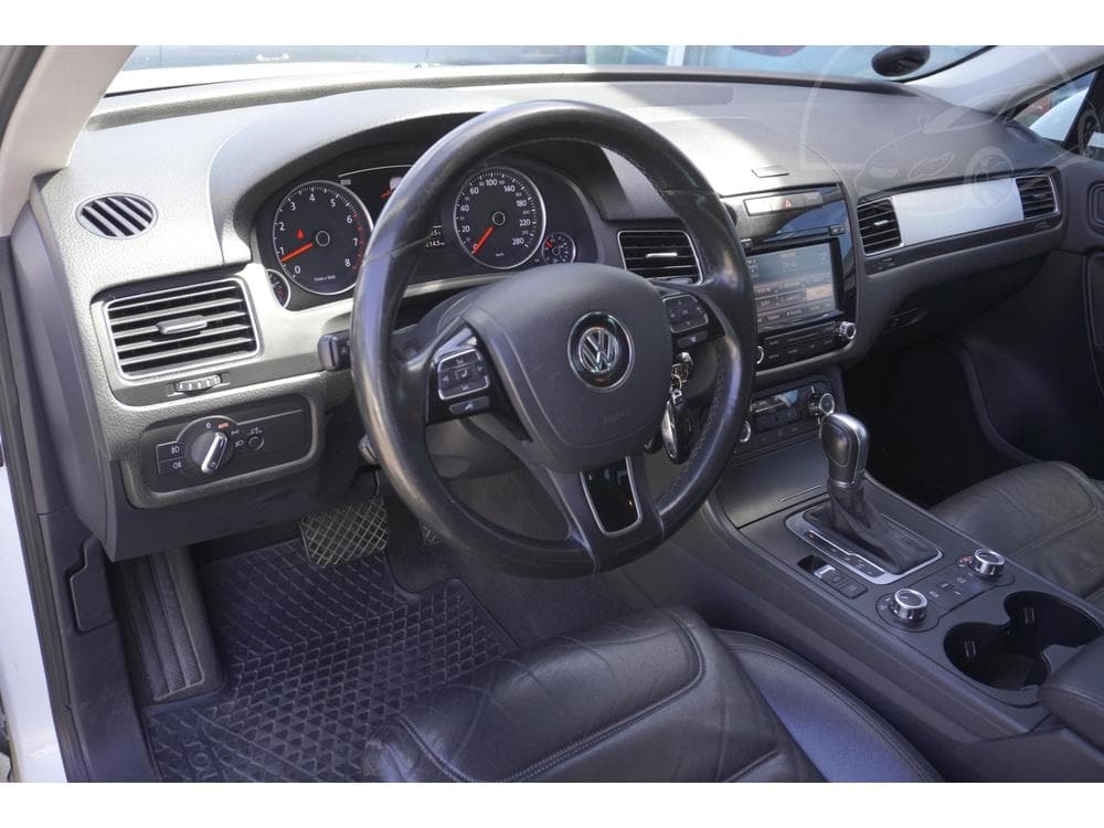 2013 Volkswagen Touareg - 10