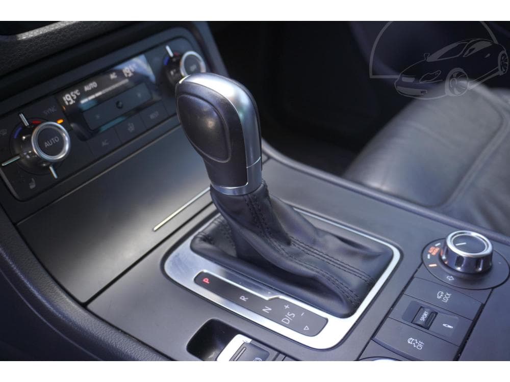 2013 Volkswagen Touareg - 12