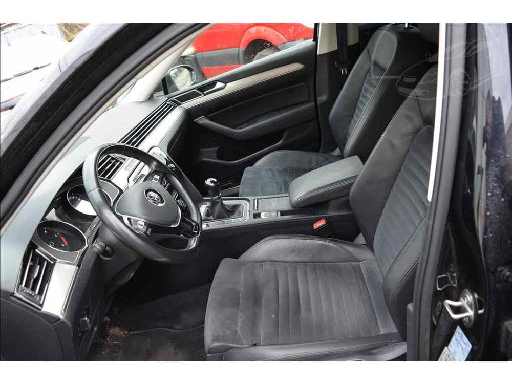 2017 Volkswagen PASSAT - 34