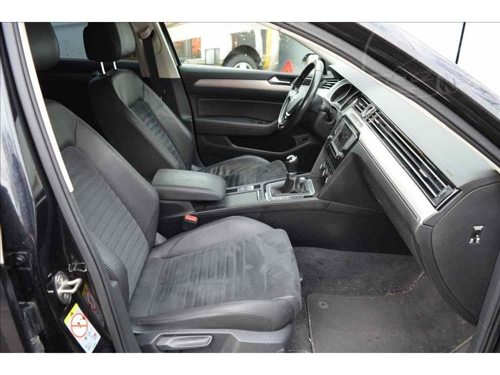 2017 Volkswagen PASSAT - 40