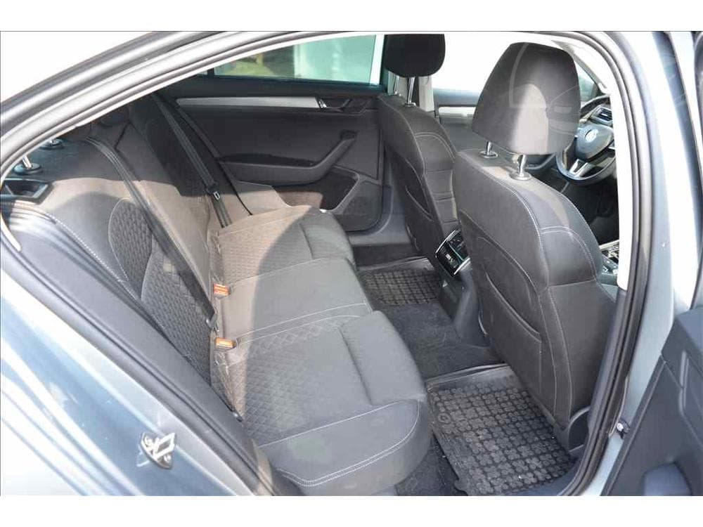 2015 Volkswagen PASSAT - 18