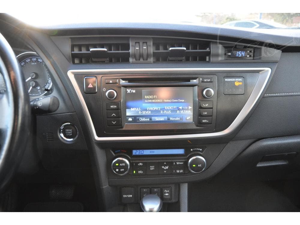 2015 Toyota Auris - 13