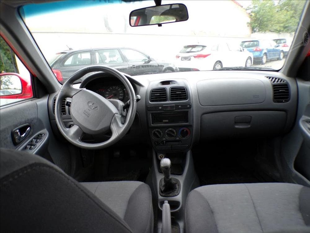 2005 Hyundai ACCENT - 19