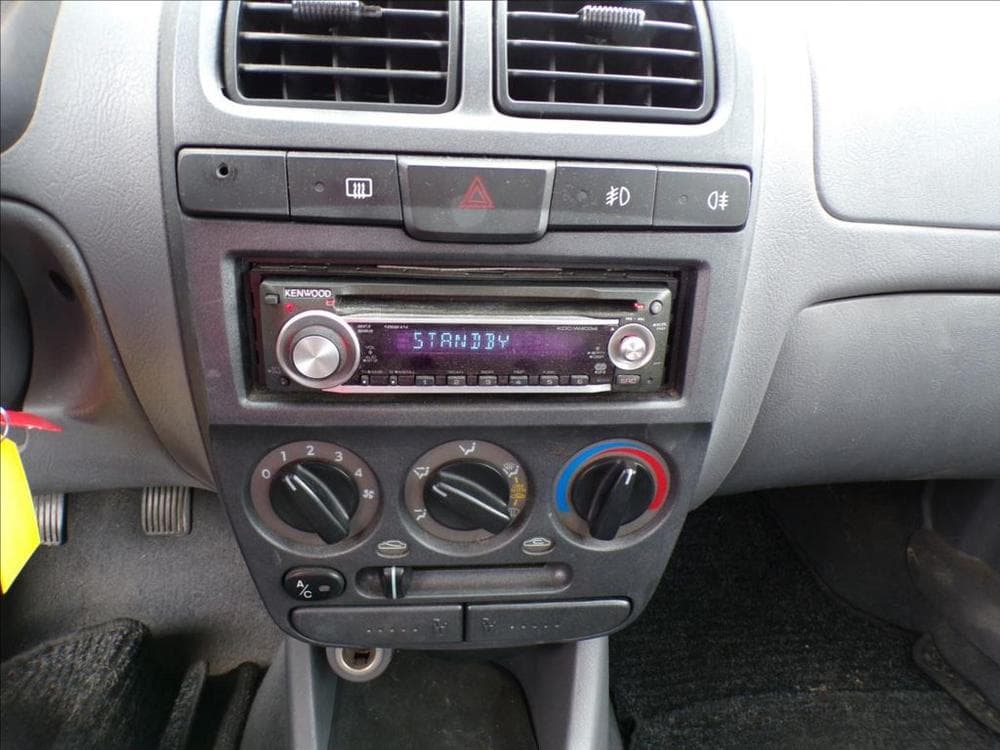 2005 Hyundai ACCENT - 25
