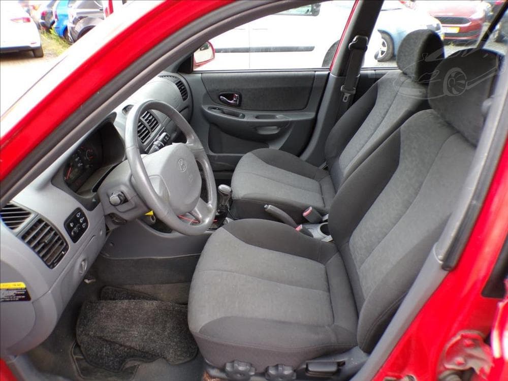 2005 Hyundai ACCENT - 31