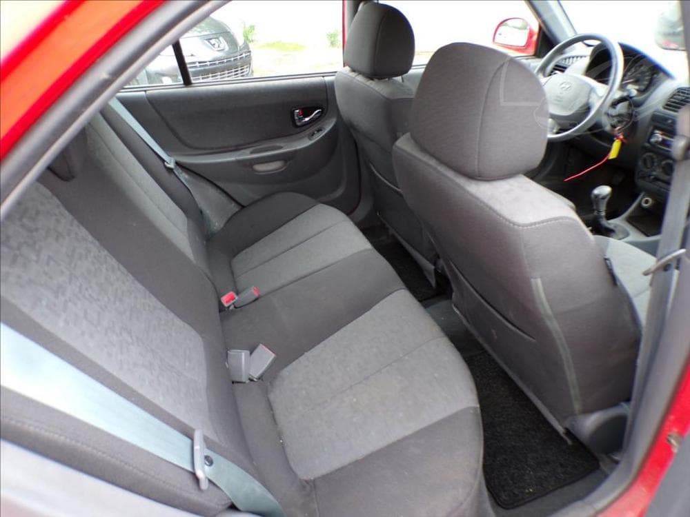 2005 Hyundai ACCENT - 40
