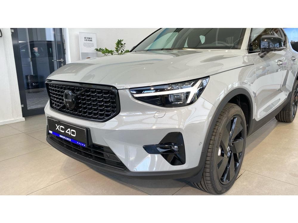 Volvo XC40 PLUS BLACK EDITION, B4 FWD, 14