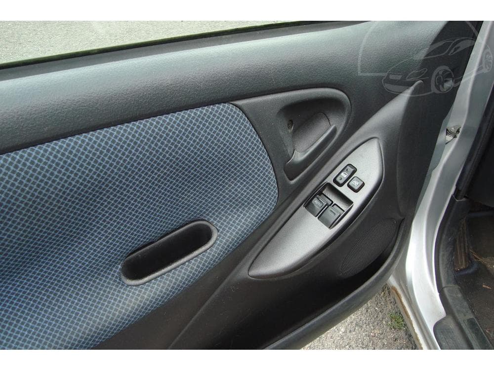 2005 Toyota YARIS - 15
