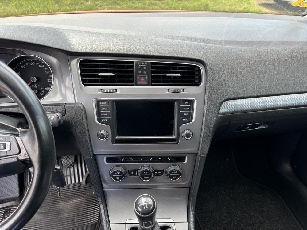 2015 Volkswagen Golf - 16