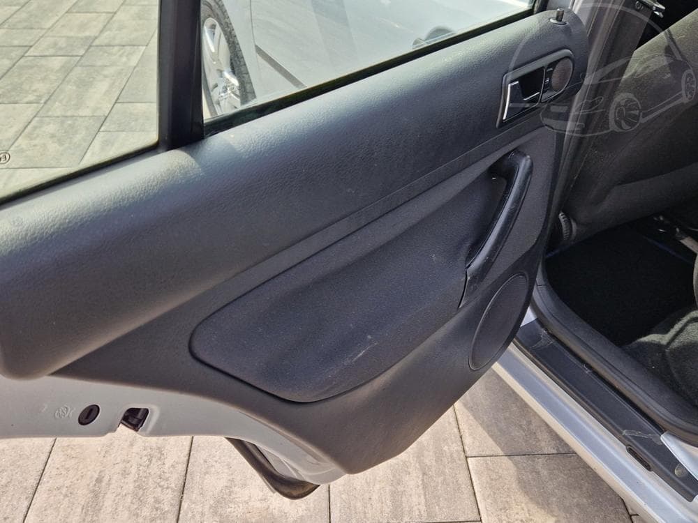 2003 Volkswagen Golf - 17