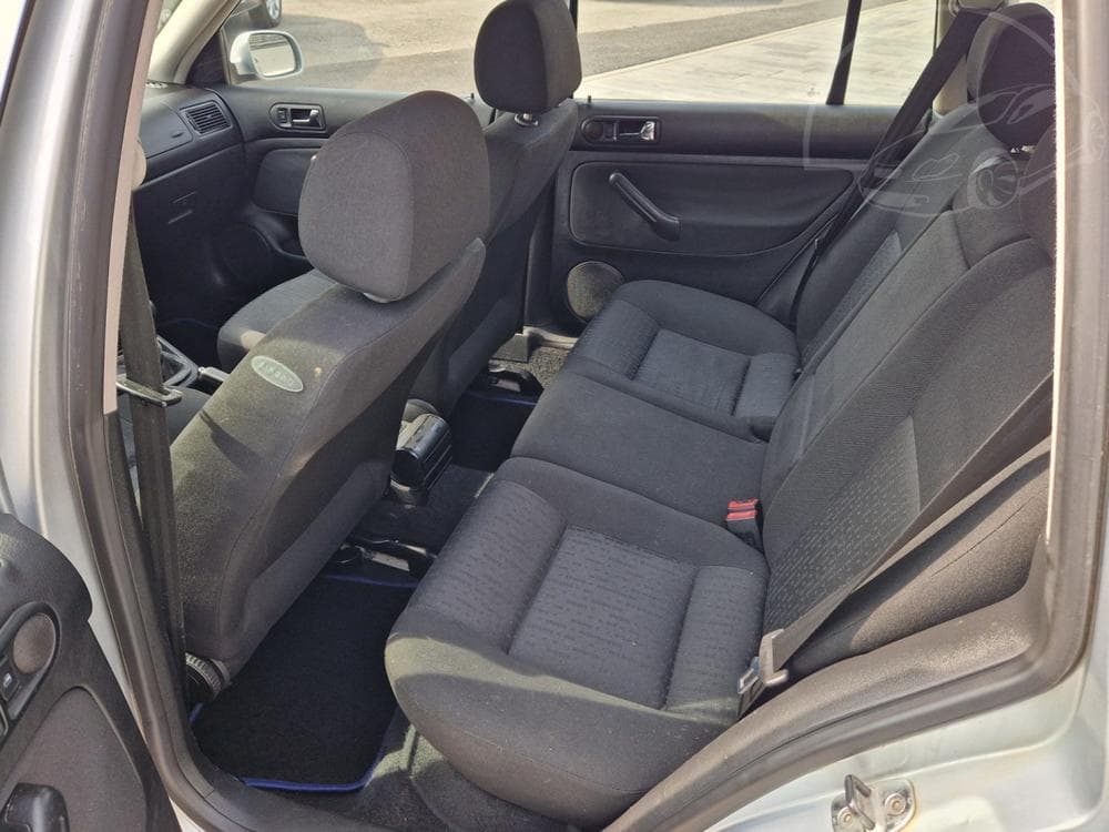 2003 Volkswagen Golf - 19