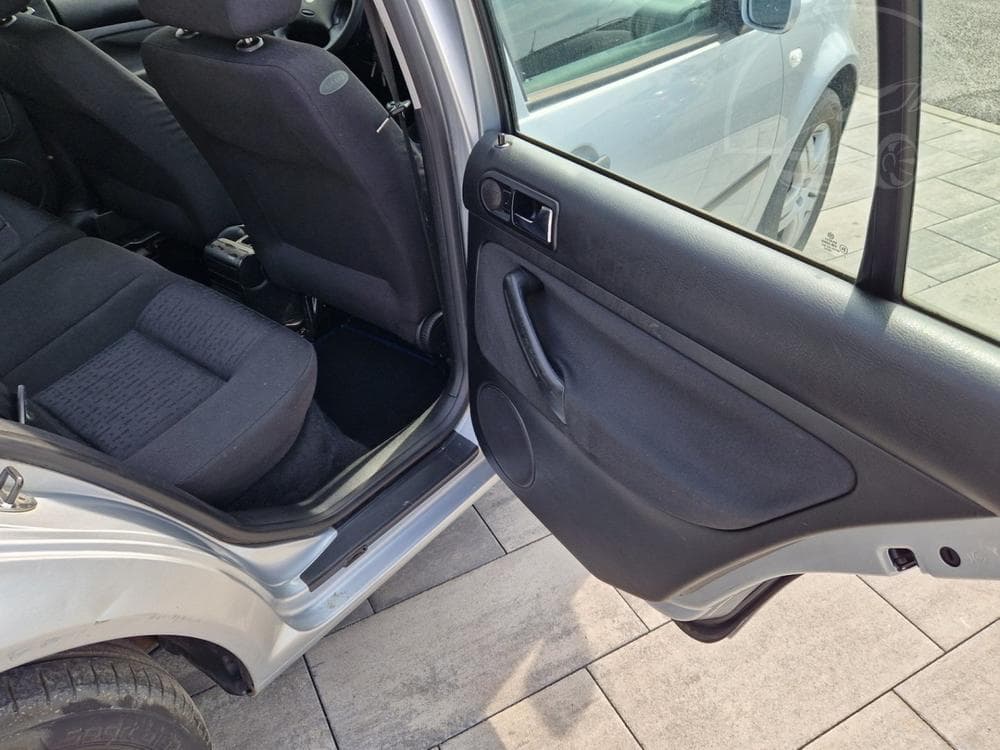 2003 Volkswagen Golf - 23