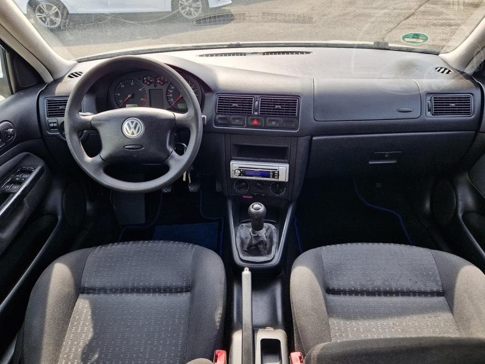 2003 Volkswagen Golf - 25
