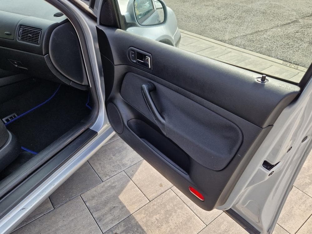 2003 Volkswagen Golf - 27