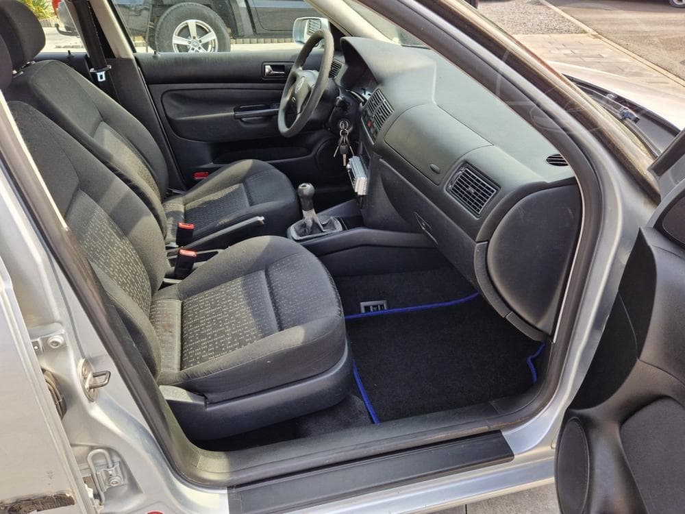 2003 Volkswagen Golf - 29