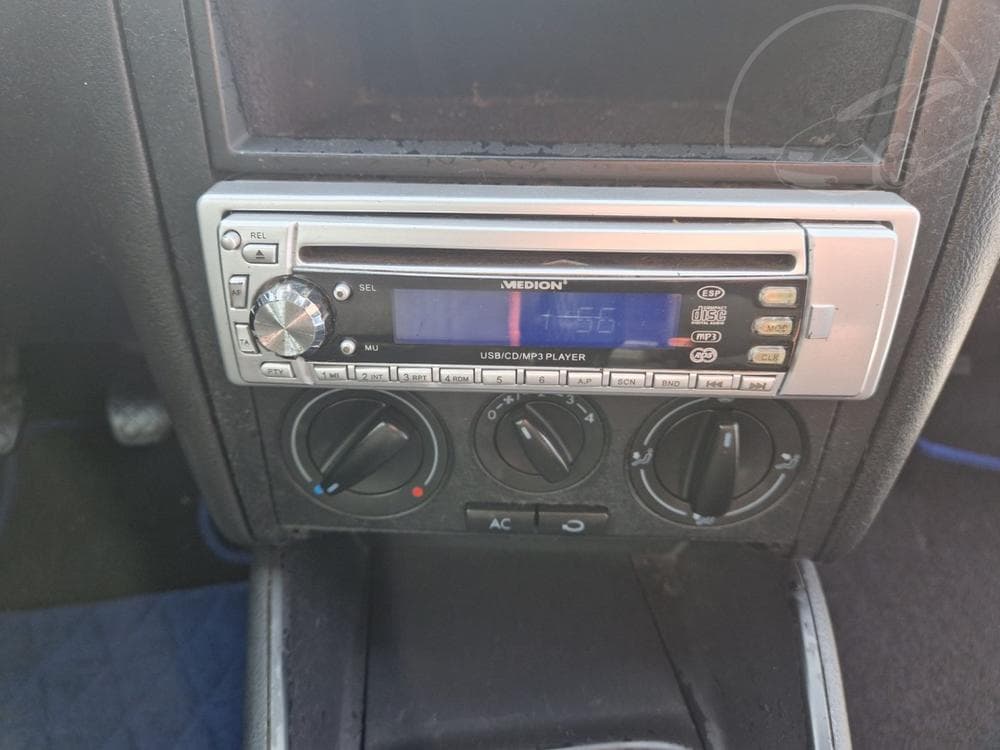 2003 Volkswagen Golf - 33