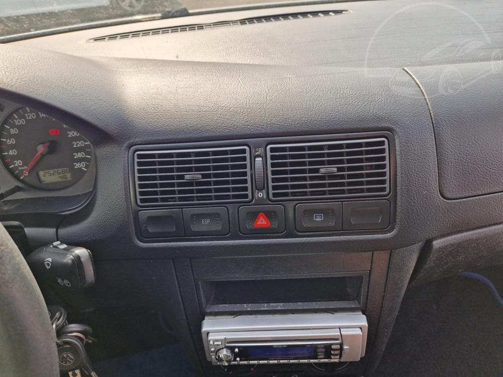 2003 Volkswagen Golf - 35