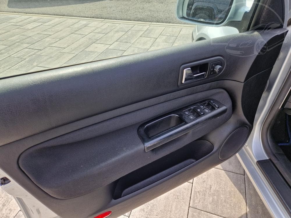 2003 Volkswagen Golf - 39