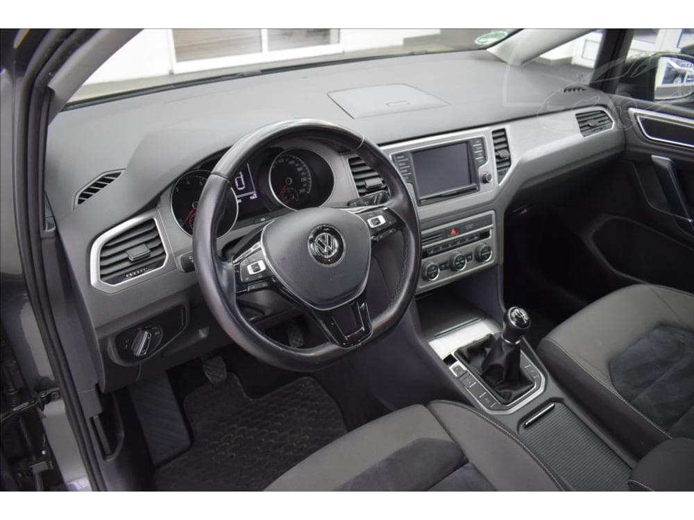 2017 Volkswagen Golf - 9