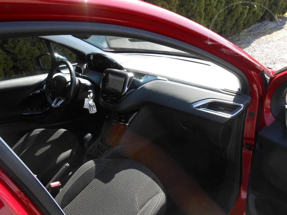 2017 Peugeot 208 - 16